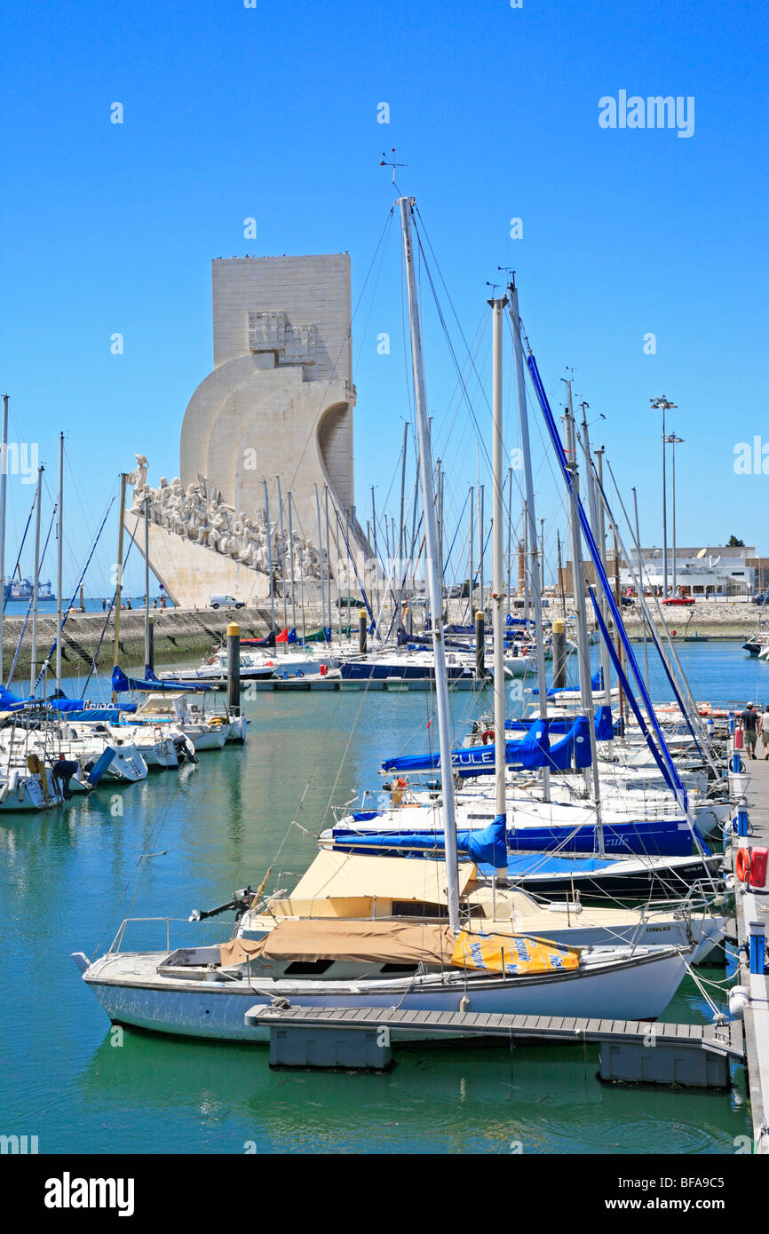 Marina vor dem Denkmal der Entdeckungen, Belem, Lissabon, Portugal Stockfoto