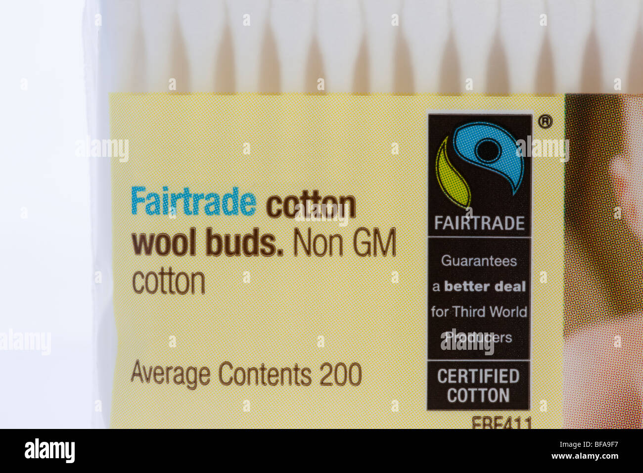 Großbritannien-Großbritannien-Europa. Paket von Fairtrade Cotton-Wool Knospen nicht-gv-Baumwolle mit Fairtrade-Logo auf dem Etikett Stockfoto