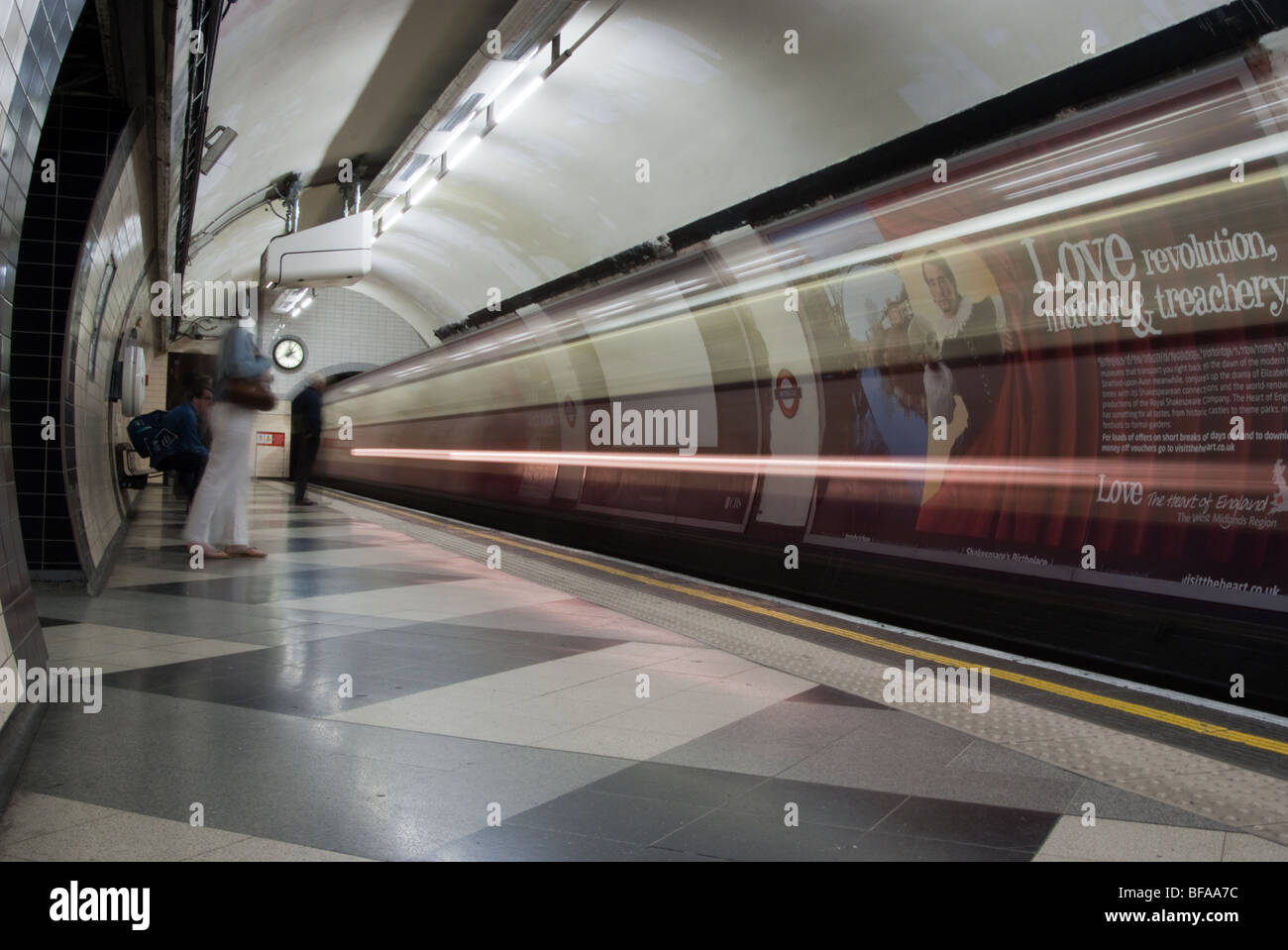 Lichtspuren als eine Londoner U-Bahn (Tube) Zug zieht in Waterloo Station Stockfoto