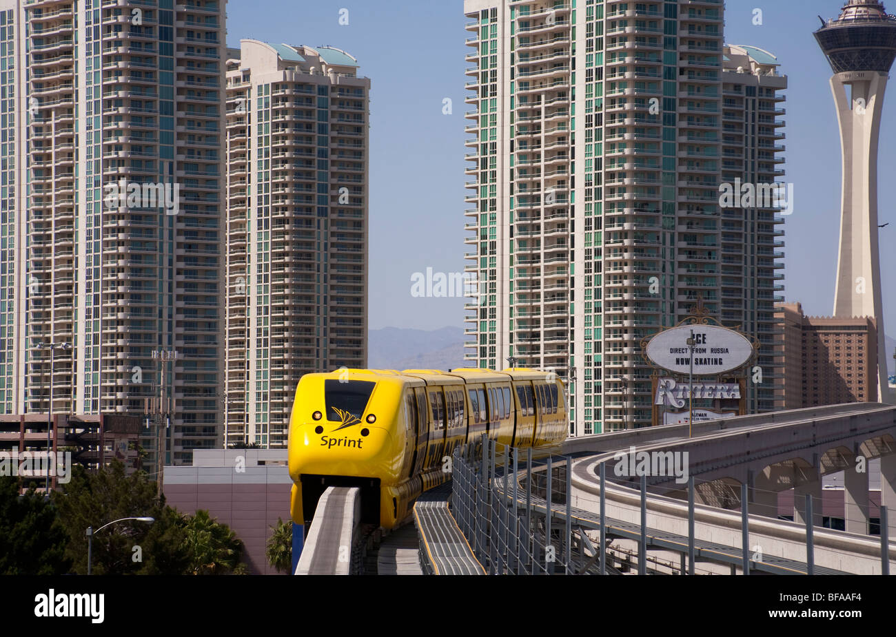 Übersehen von Hochhäusern, läuft eine Einschienenbahn auf einer Strecke über den Straßen von Las Vegas, Nevada, USA, Stockfoto