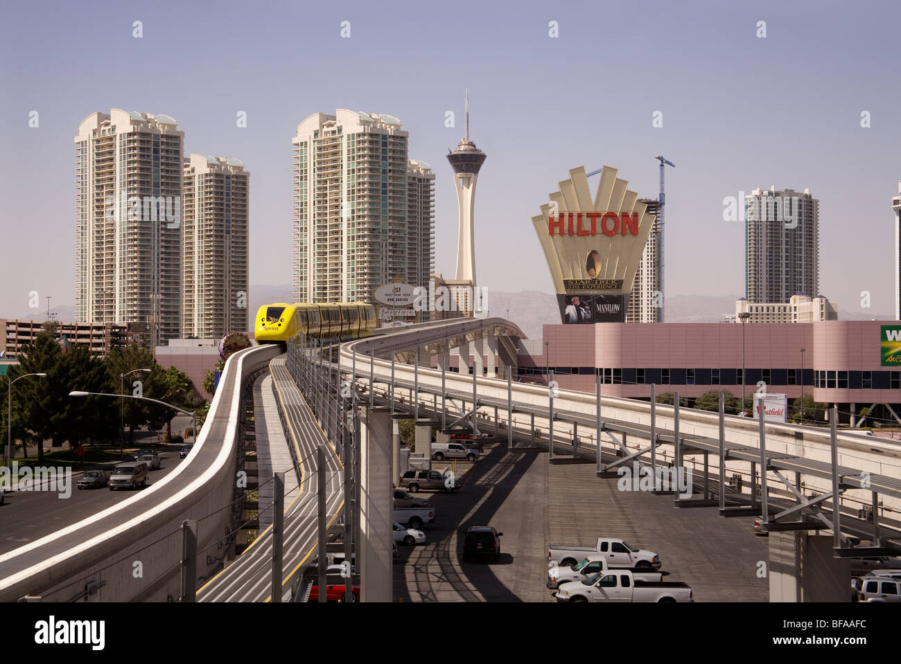 Übersehen von Hochhäusern, läuft eine Einschienenbahn auf einer Strecke über den Straßen von Las Vegas, Nevada, USA, Stockfoto