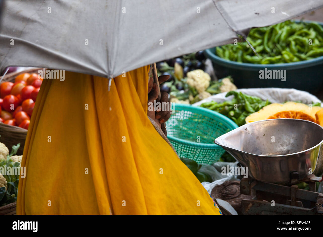 Rajput Gemüsehändler mit einer Umbrtella für Schatten in Pushkar Indien Stockfoto