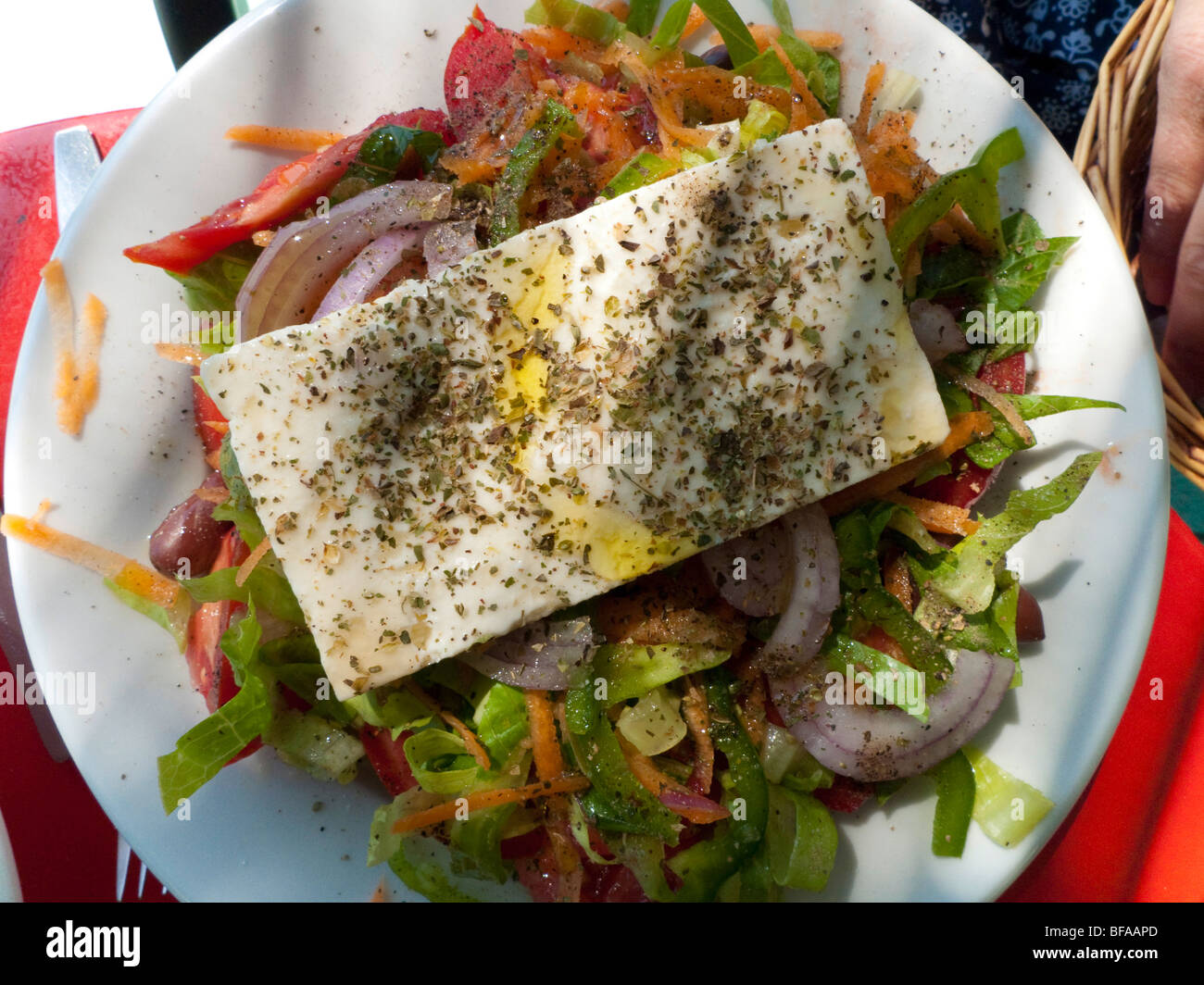 Gemischter salat mit feta -Fotos und -Bildmaterial in hoher Auflösung ...