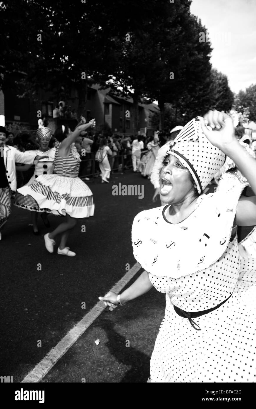 Tänzer von der London School of Samba Schwimmer bei den Notting Hill Carnival 2009 Stockfoto