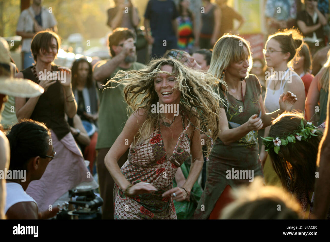 Wild tanzen, Trommeln bei The Channon markets Stockfoto