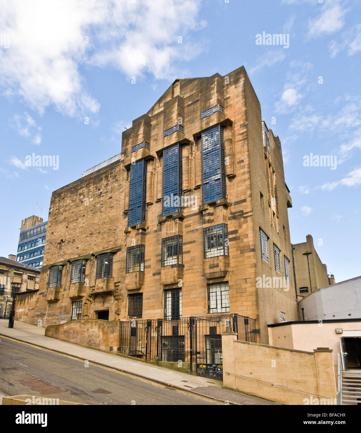 Glasgow School of Art von Scott Street im Zentrum von Glasgow Schottland gesehen von Charles Rennie Mackintosh konzipiert Stockfoto