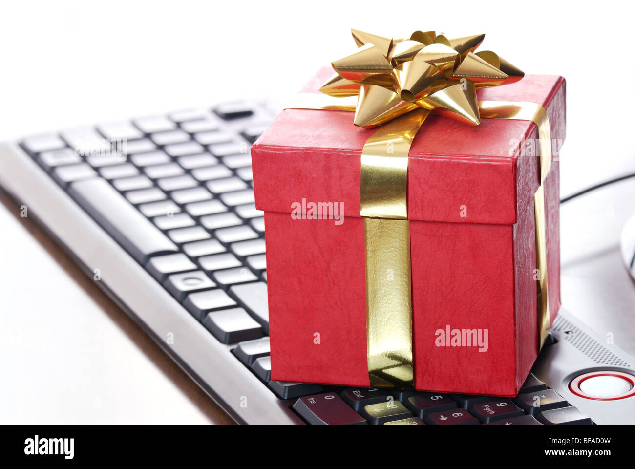 Roten Geschenkbox auf Computer-Tastatur - Online-shopping-Konzept Stockfoto