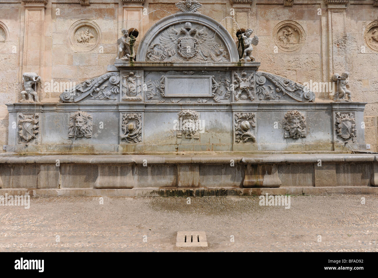 Pilar Carlos 5, Charles V Fountain (entworfen von Pedro Machuca) am Eingang der Alhambra, Granada, Andalusien, Spanien Stockfoto