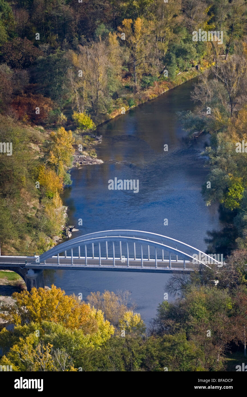 Eine konkrete Regenbogen-Bogen-Brücke über den Fluss Allier, bei Longues (Puy-de-Dôme, Auvergne, Frankreich). Pont de Arc En Béton Armé. Stockfoto