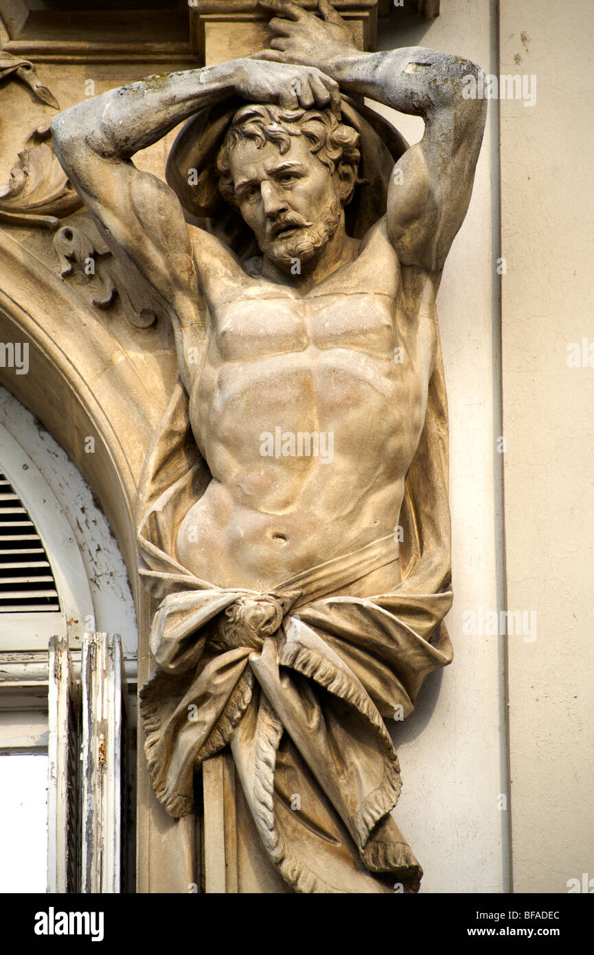 Barockstatuen Unterstützung Fenster - Festetics Barockpalast (1745-1887) - Keszthely, Plattensee, Ungarn Stockfoto