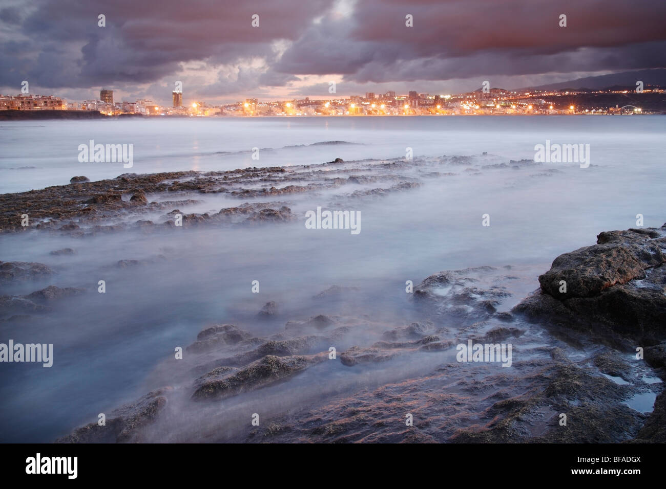 Ansicht von Las Palmas auf Gran Canaria in der Abenddämmerung von El Confital. Stockfoto