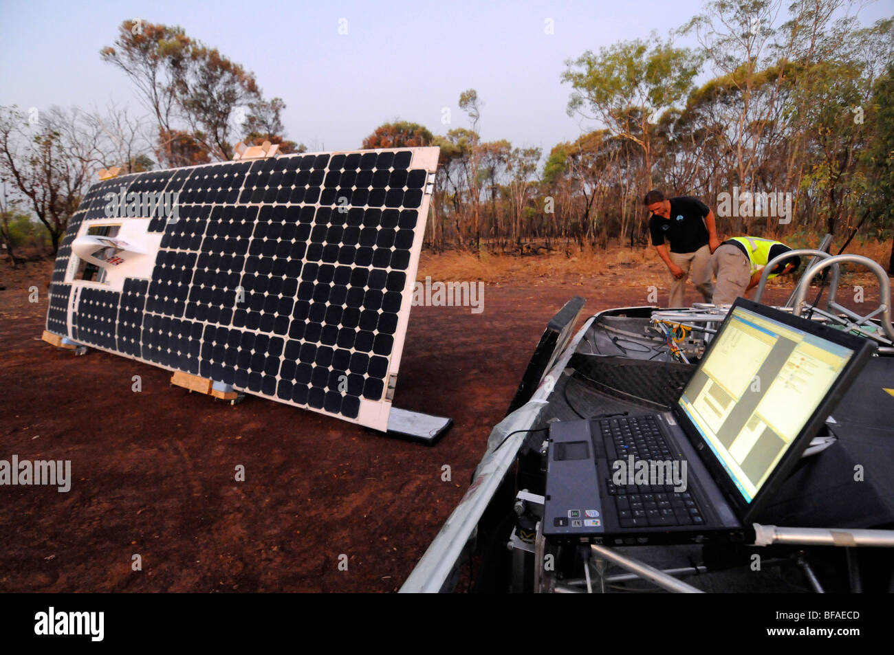Einen Laptop-Computer verwendet, um die Menge an Strom aus der PV-Module von dieser solar-Auto bestimmen: Telemetrie Stockfoto