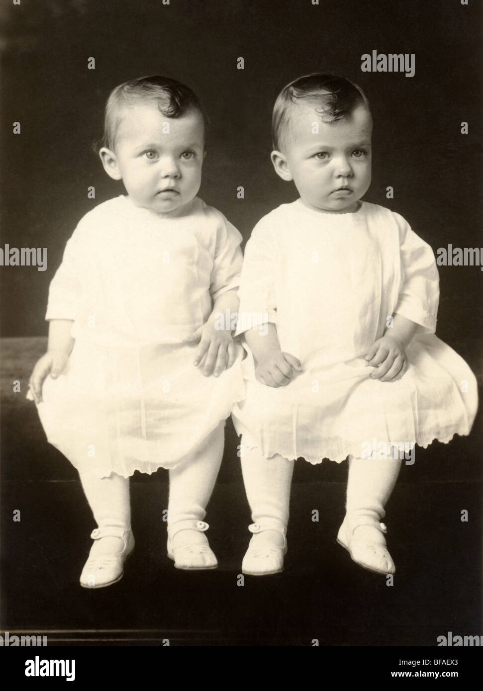 Eineiiger Zwilling Kleinkinder mit gewellten Haaren Stockfoto