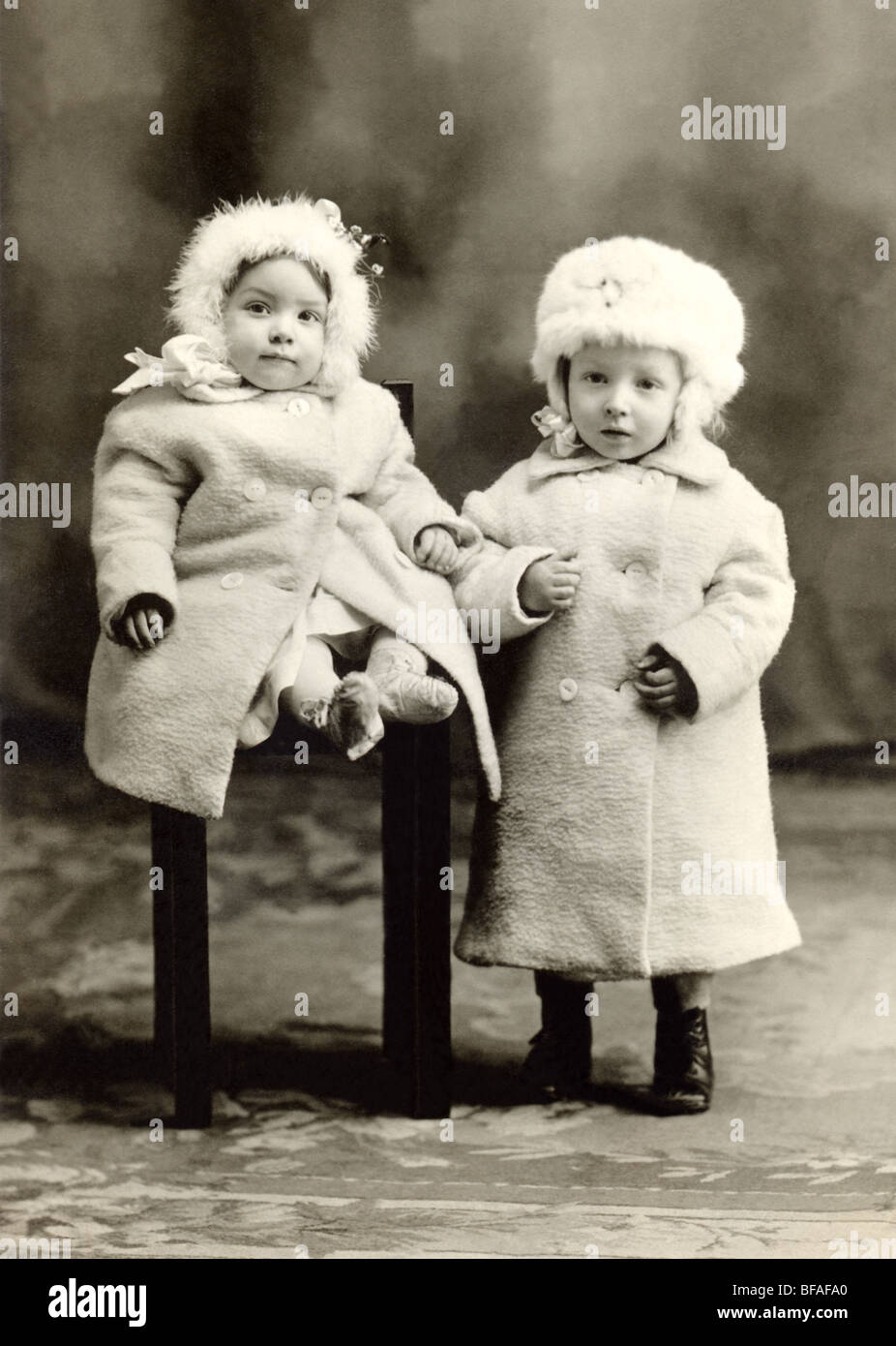 Zwei kleine Mädchen im Winter-Outfits Stockfoto
