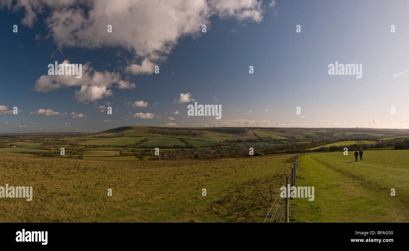 Panorama der South Downs mit dem Dorf Touristenort im Mittelgrund Stockfoto