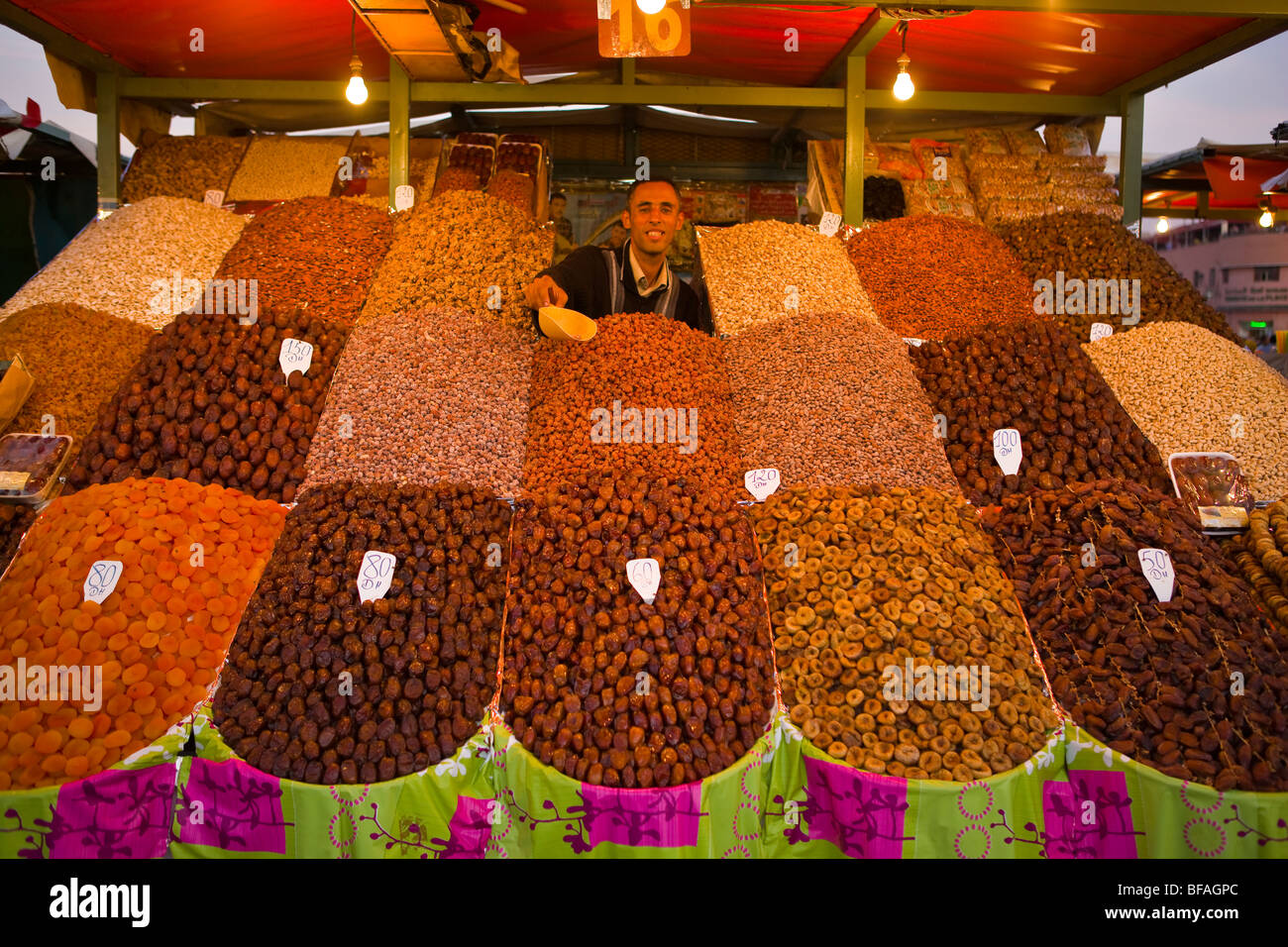 Marrakesch, Marokko - Obst- und Nussbäumen Anbieter auf Djemaa el Fna Platz. Stockfoto