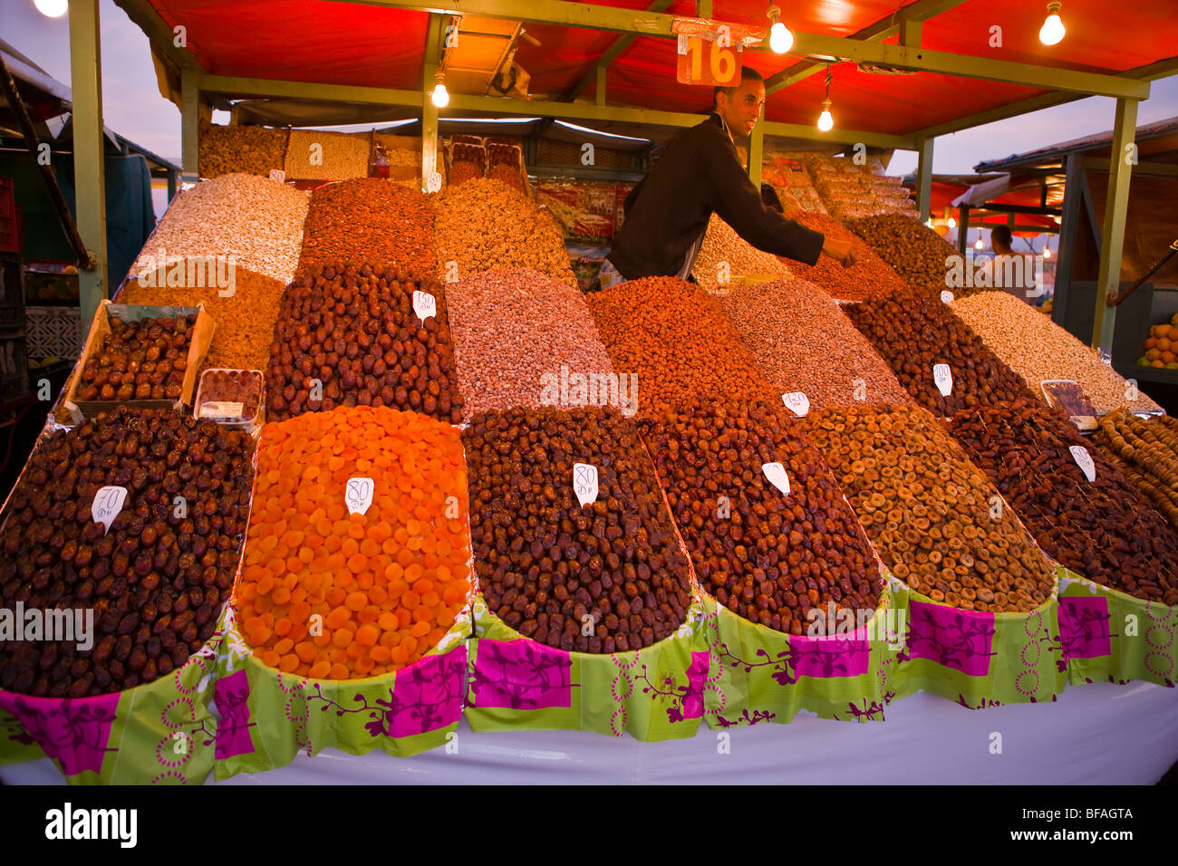 Marrakesch, Marokko - Obst- und Nussbäumen Anbieter auf Djemaa el Fna Platz. Stockfoto