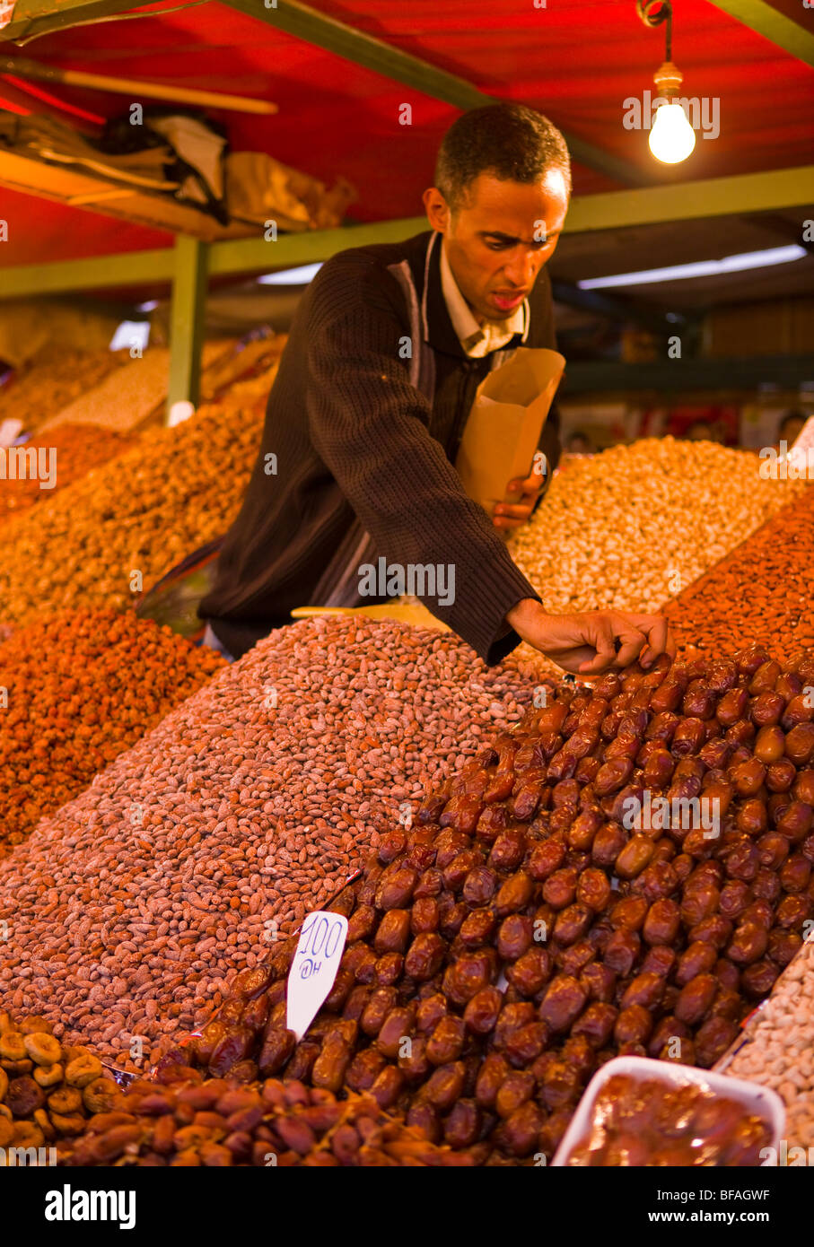 Marrakesch, Marokko - Obst- und Nussbäumen Anbieter auf Djemaa el Fna Platz. Stockfoto