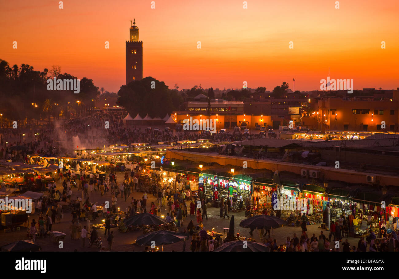 Marrakesch, Marokko - Abend Aussicht auf dem Djemaa el Fna Platz. Stockfoto