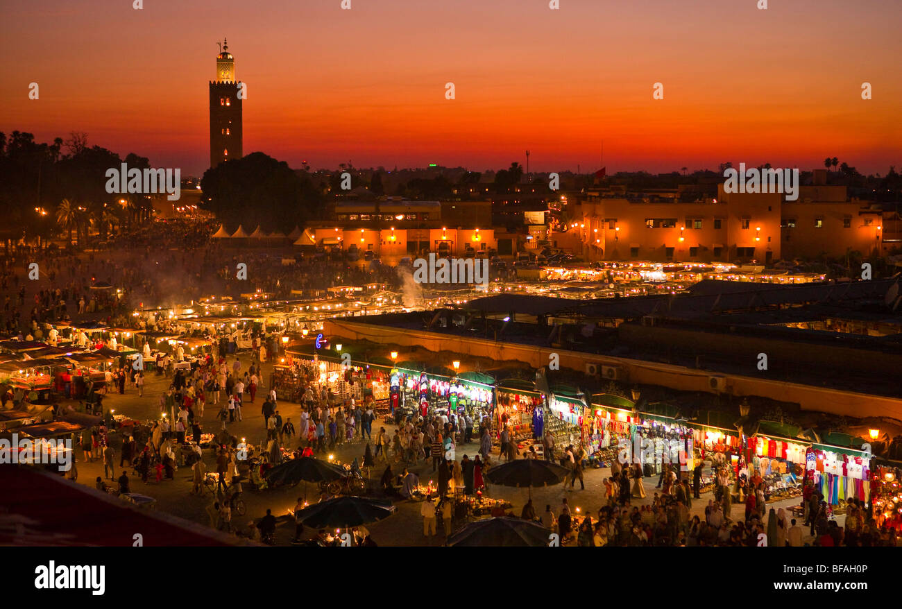 Marrakesch, Marokko - Abend Aussicht auf dem Djemaa el Fna Platz. Stockfoto