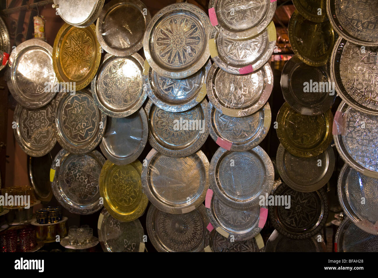 Marrakesch, Marokko - Silber Artikel zum Verkauf an Souk in Medina. Stockfoto