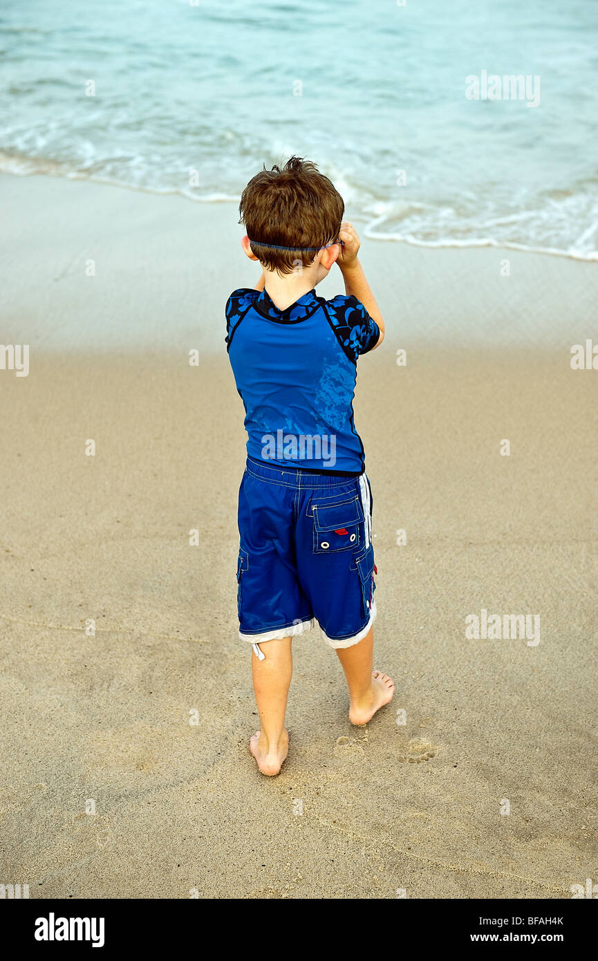 Junge mit Brille genießt das Meerwasser. Stockfoto