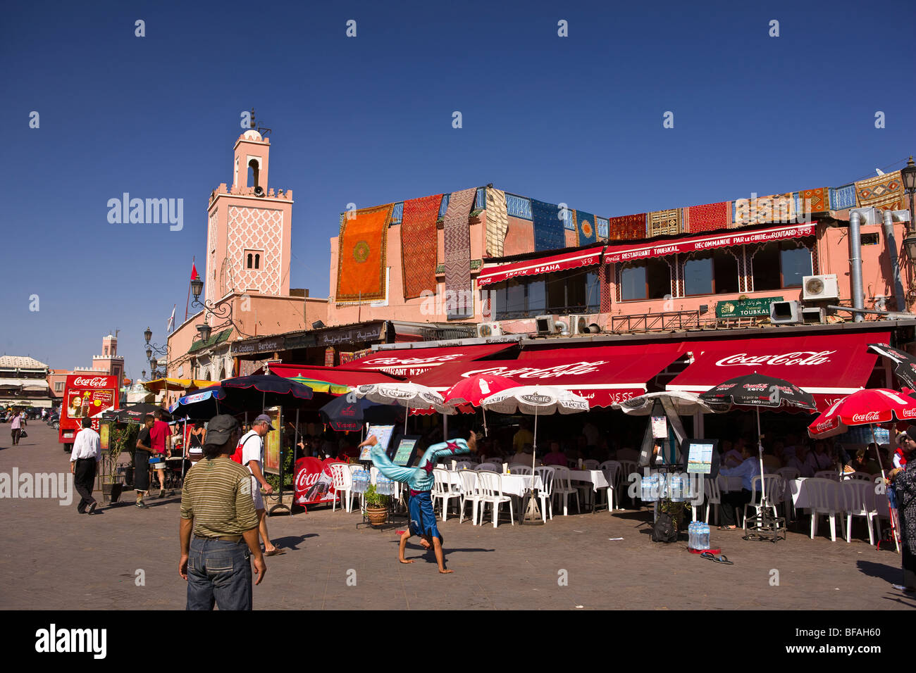 Marrakesch, Marokko - Acrobat taumeln vor Café, Djemaa el-Fna Hauptplatz in der Medina. Stockfoto