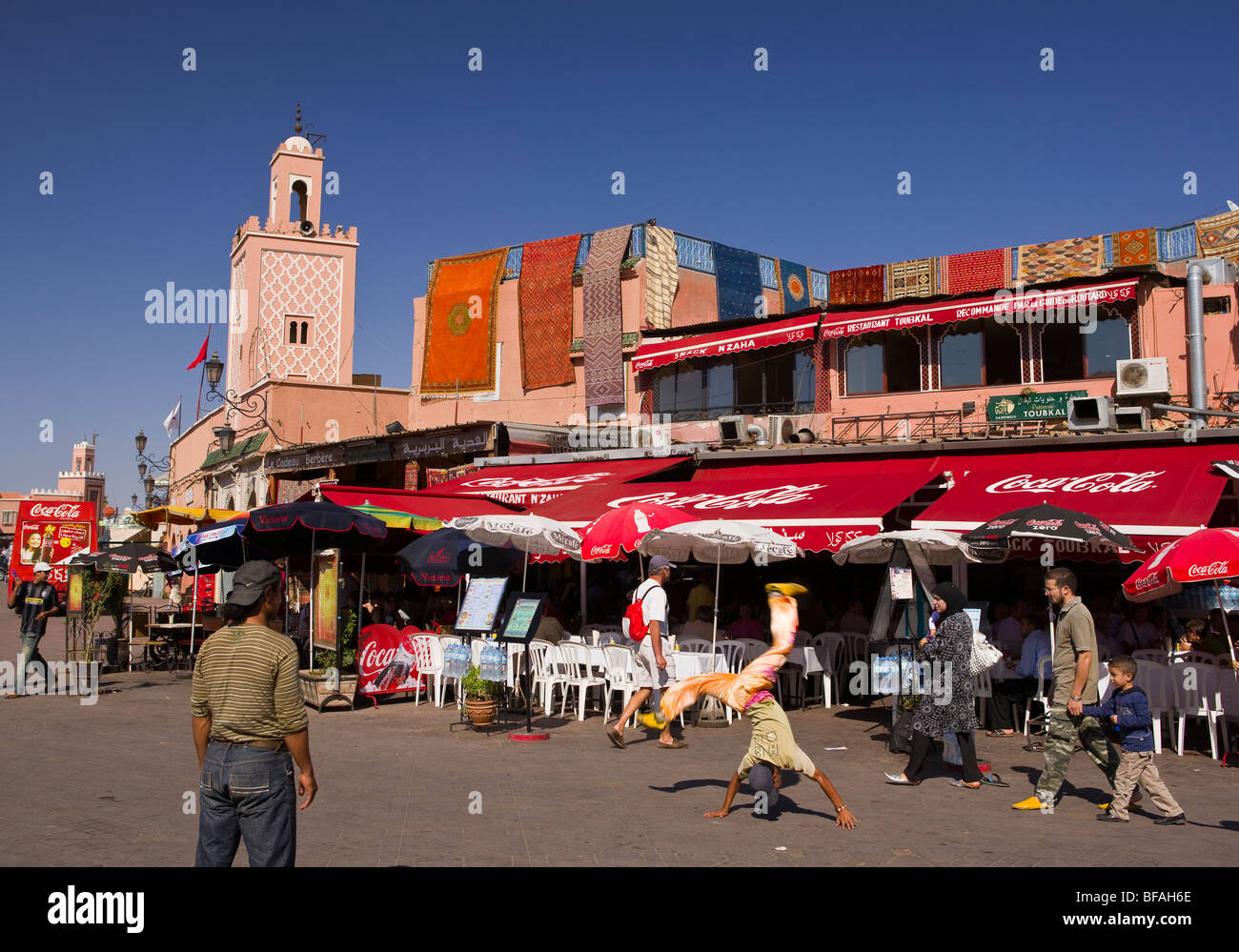 Marrakesch, Marokko - Akrobaten taumeln vor Café, Djemaa el-Fna Hauptplatz in der Medina. Stockfoto