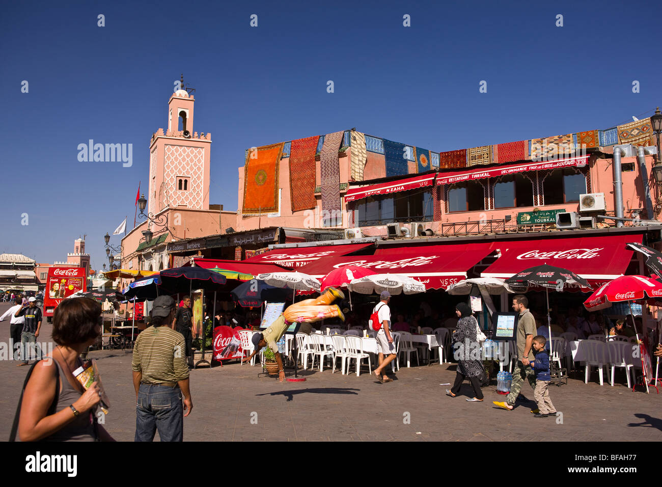 Marrakesch, Marokko - Akrobaten taumeln vor Café, Djemaa el-Fna Hauptplatz in der Medina. Stockfoto