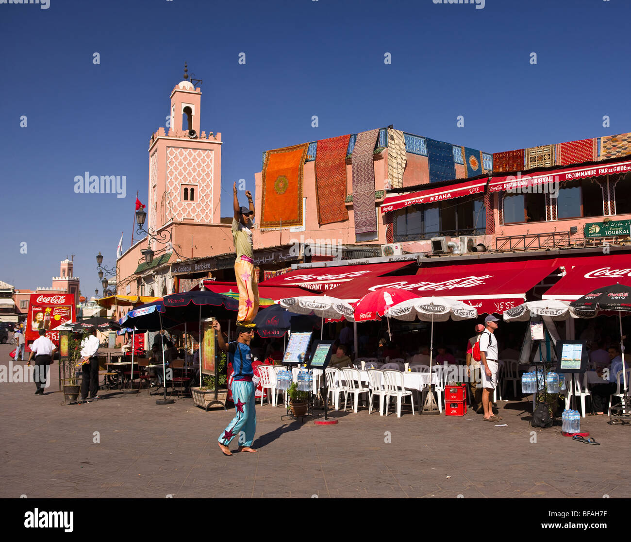 Marrakesch, Marokko - Akrobaten Balance vor Café, Djemaa el-Fna Hauptplatz in der Medina. Stockfoto