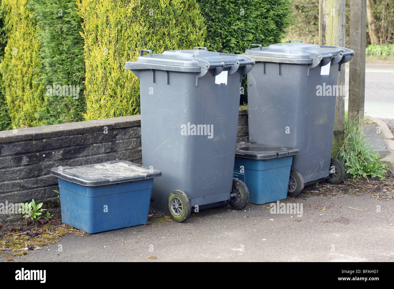 2 Wheelie-Kästen und 2 recycling Kästen aufgereiht außerhalb des Hauses auf die Erfassung des Wartens durch die Müllabfuhr Stockfoto