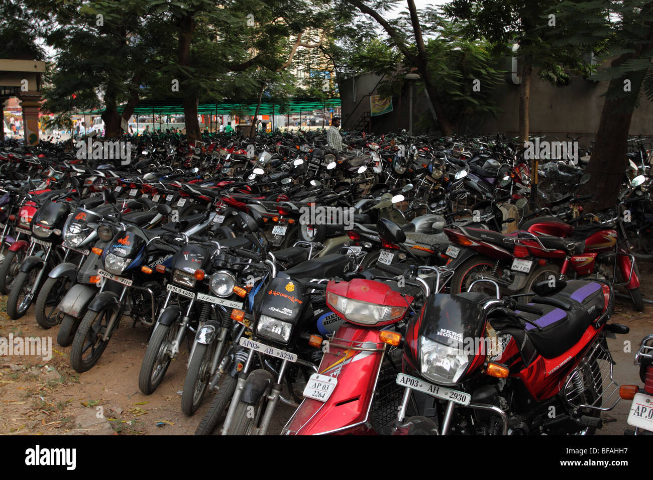 Geparkten Motorräder außerhalb Tirupati Busbahnhof Stockfoto