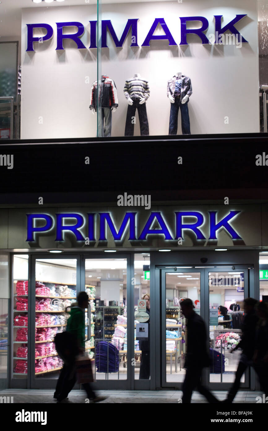 Primark Shop in der Nacht, Gloucester UK Stockfoto