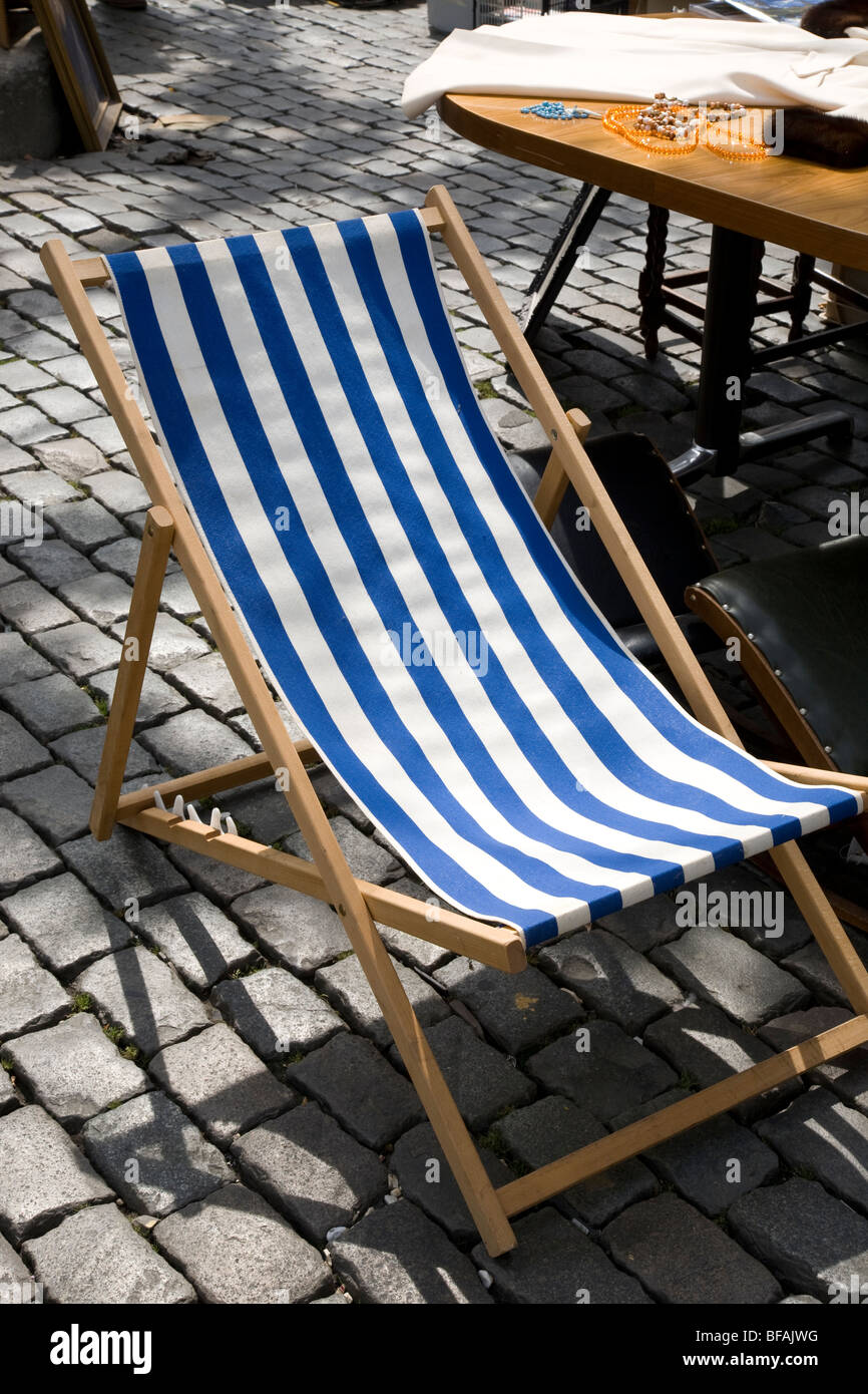 Liegestuhl auf gepflasterten Steinen Stockfoto