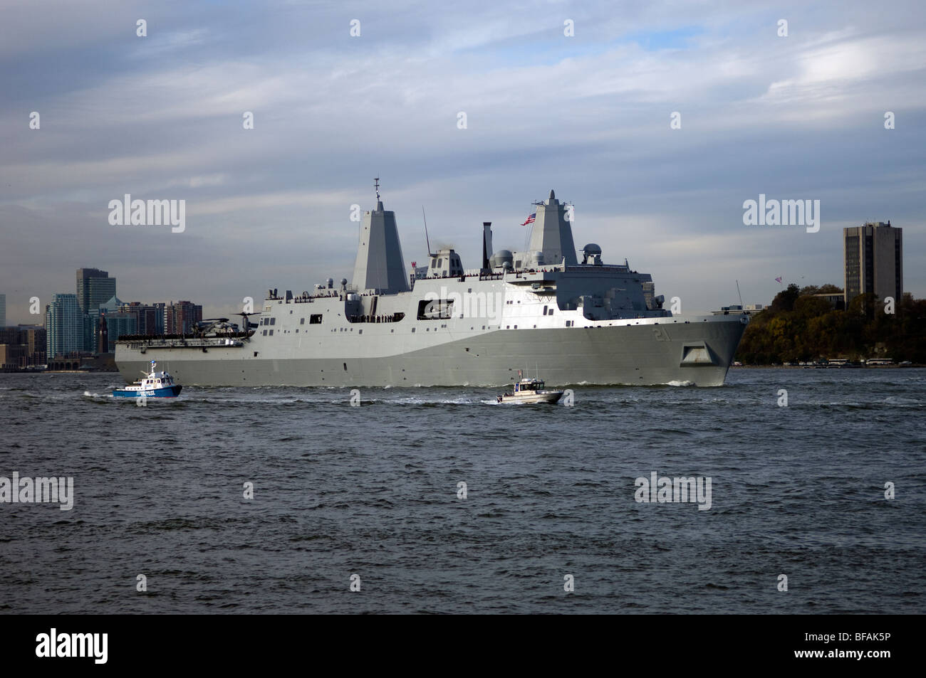 Die amphibious Transport Dock, die USS New York LPD-21 reist auf dem Hudson River bei Ihrer Ankunft in New York Stockfoto