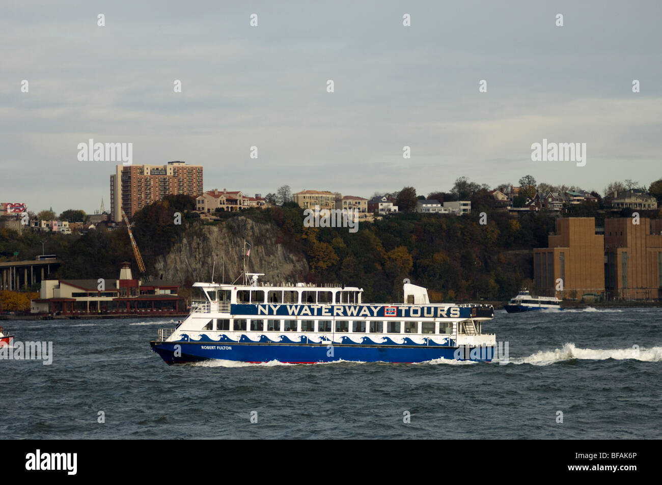 Ein NY Waterway Boot auf dem Hudson River von New York auf Montag, 2. November 2009. (© Frances M. Roberts) Stockfoto