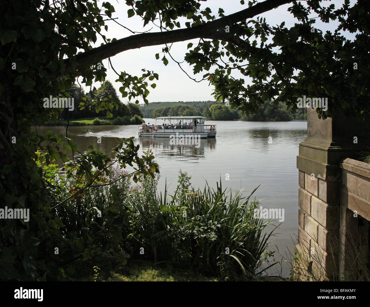 Die Sportboote, Segeln auf dem See in Trentham Gardens, Stoke-on-Trent Stockfoto