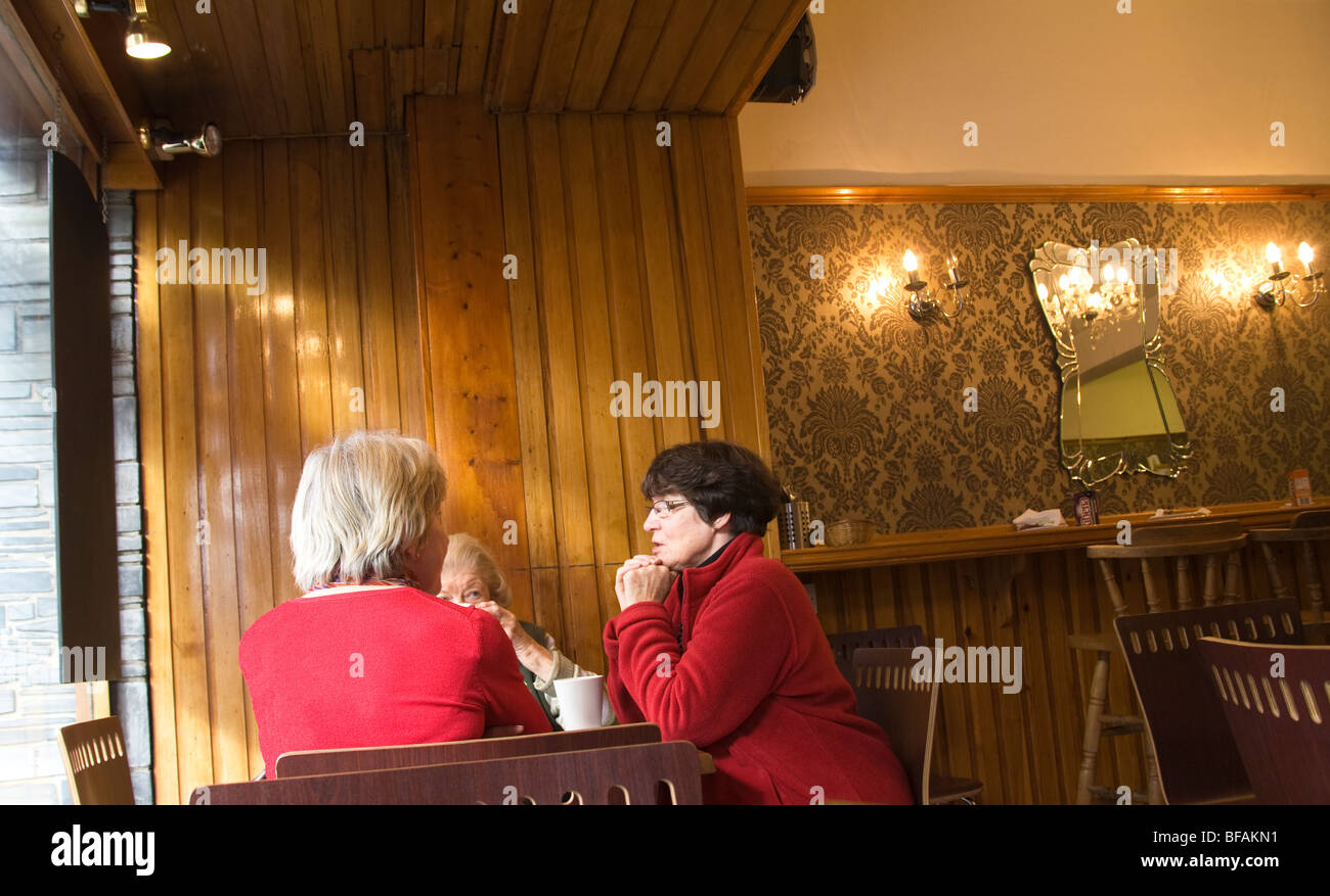 North Wales drei Frauen mit einem Drink in einem café Stockfoto