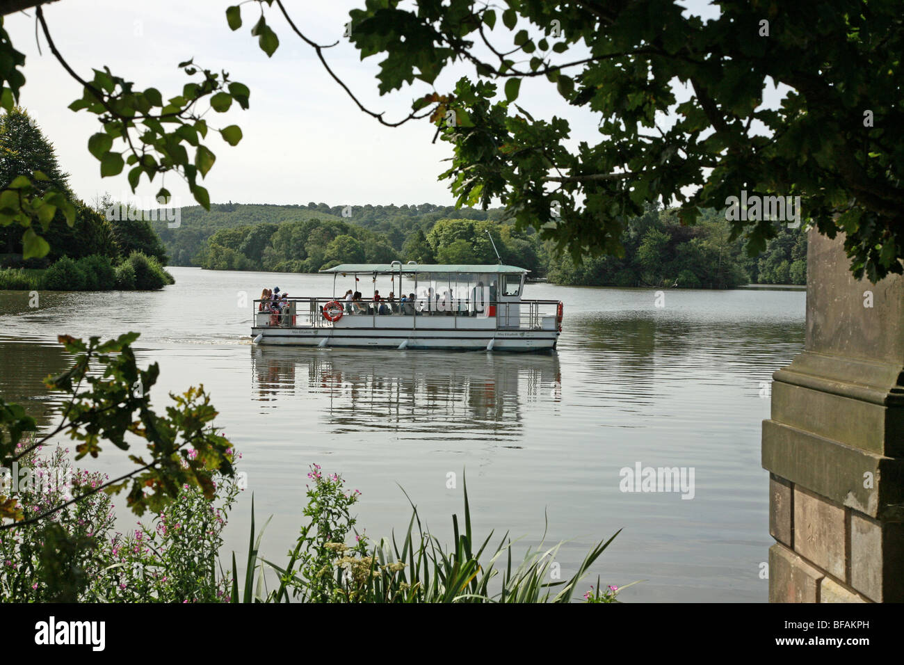 Die Sportboote, Segeln auf dem See in Trentham Gardens, Stoke-on-Trent Stockfoto