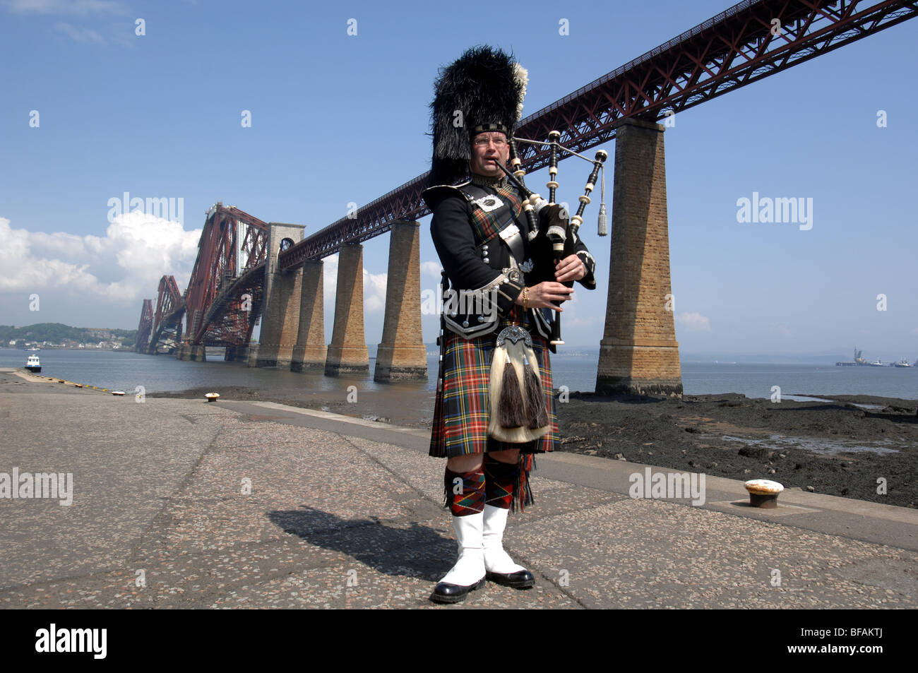 Schottischen Dudelsack in Schottland Piper ich vorne an die Forth Rail Bridge Stockfoto