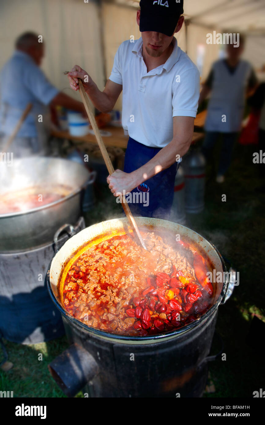 Rindfleisch Porkolt (Marhaporkolt) gekocht wird. Paprika Essen Festival, Kalocsa. Ungarn Stockfoto