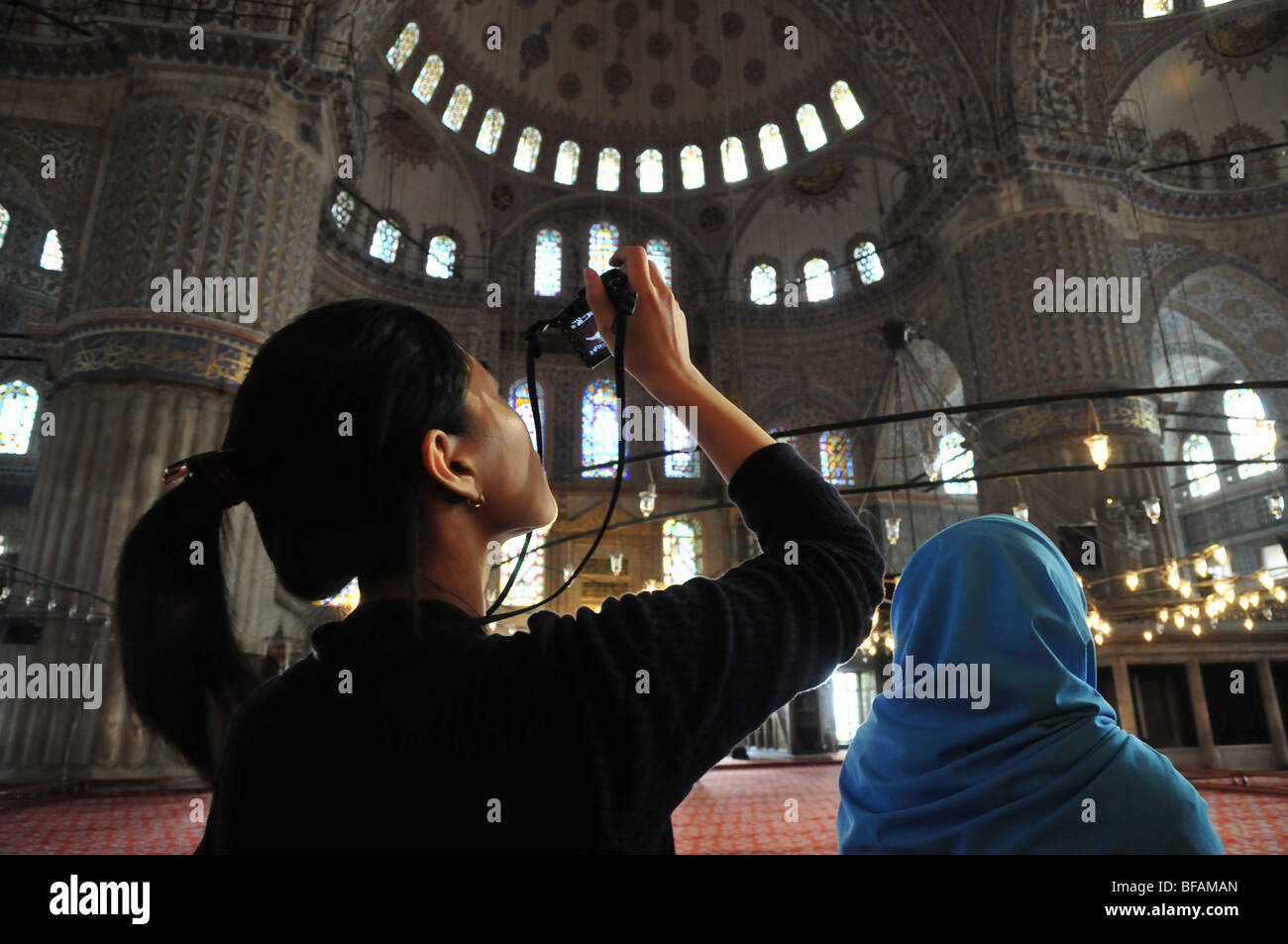 Tourist in Sultan Ahmed Camii, blaue Moschee, Istanbul. Turkei Stockfoto