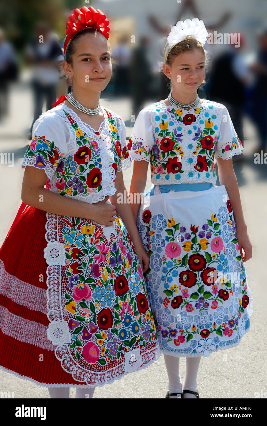 Junge Frauen in Kalocsa Tracht auf dem Paprka Festival, Kalocsa, Ungarn Stockfoto