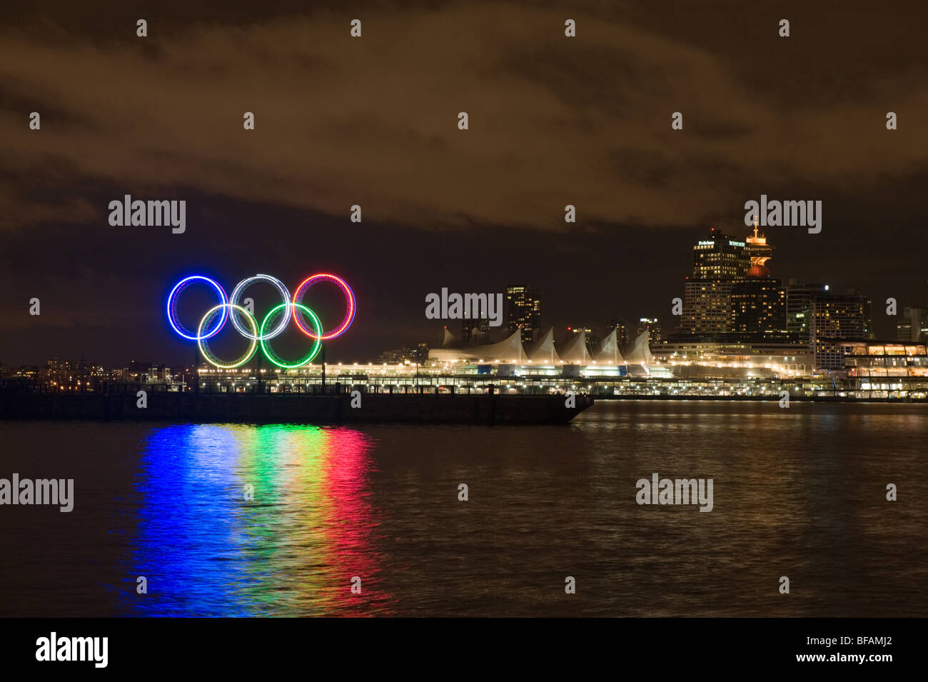 Olympische Ringe in Vancouver bc in der Nacht Stockfoto