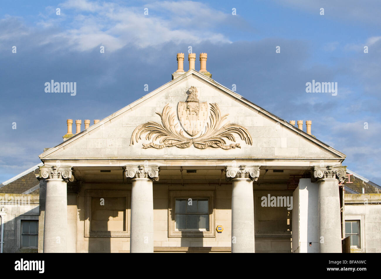 Spitze des Portikus in Beckenham Place House mit Kartusche und Wappen Cator Familie, Beckenham, Kent, Großbritannien Stockfoto