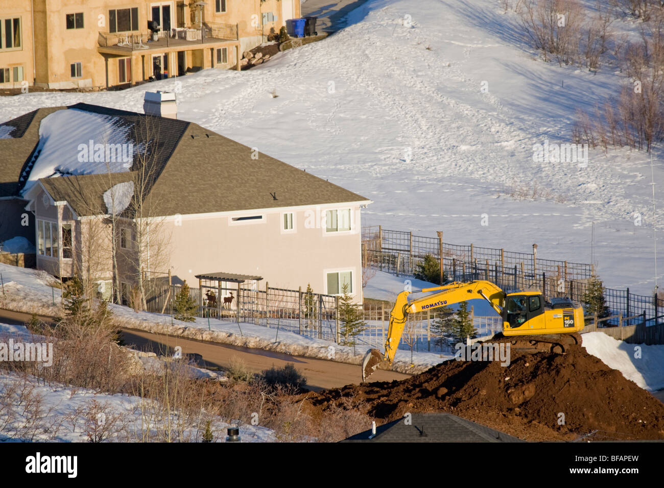 Ein Bagger arbeiten auf einer Baustelle in einer gehobenen Wohngegend in der Nähe von Salt Lake City, Utah. Stockfoto