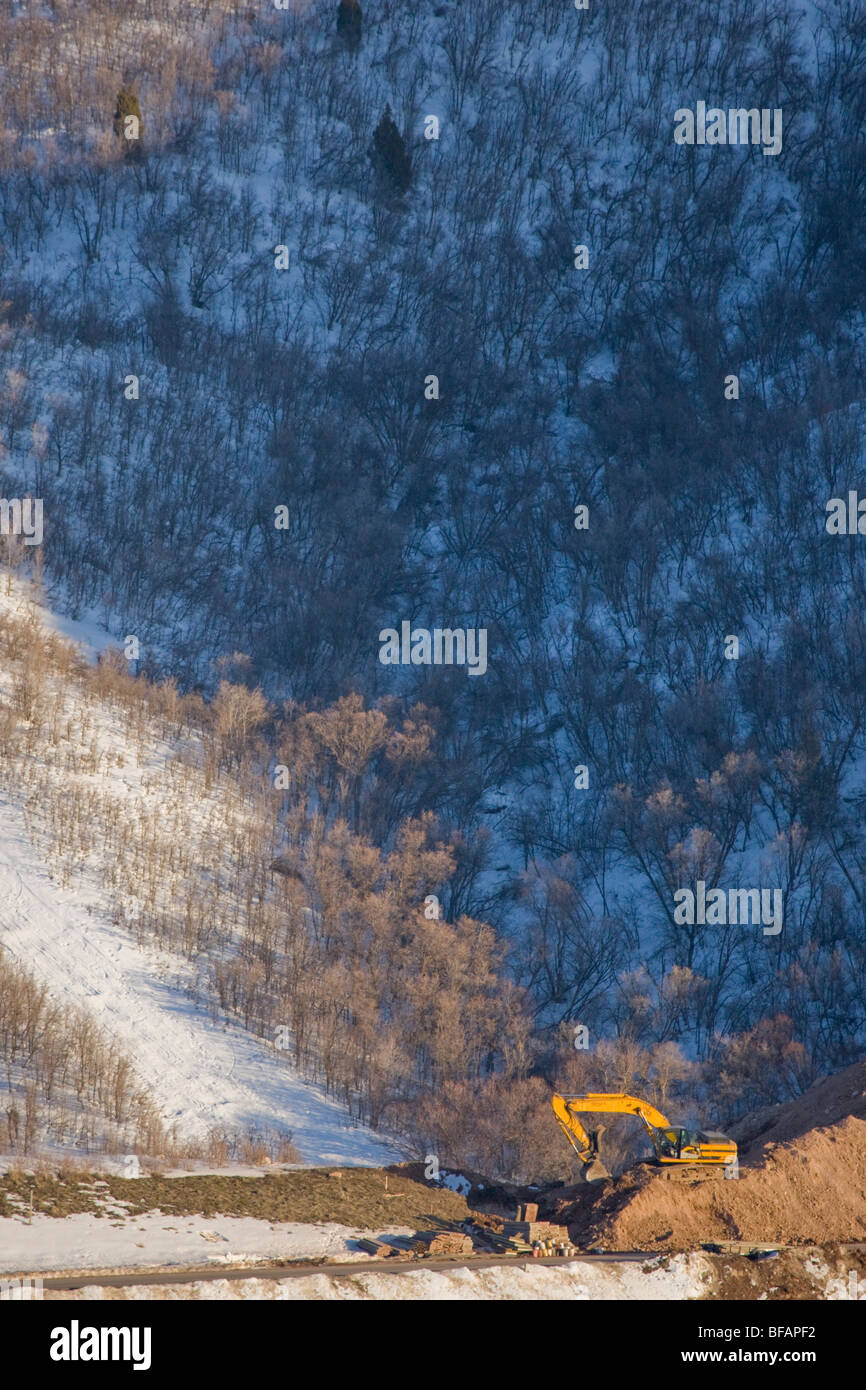 Ein Bagger arbeiten auf einer Baustelle in einer gehobenen Wohngegend in der Nähe von Salt Lake City, Utah. Stockfoto