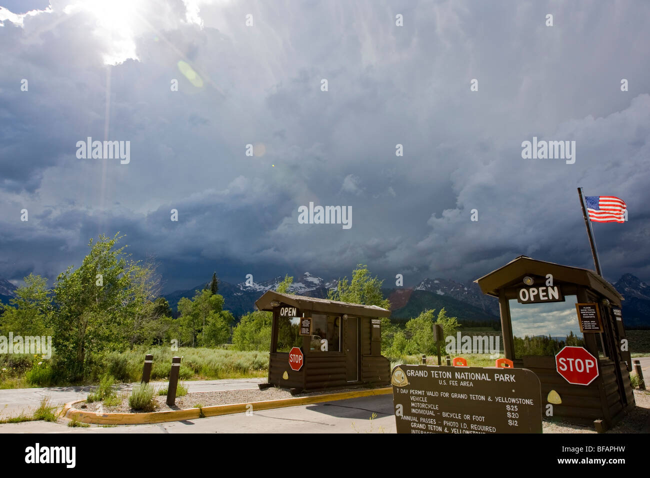 Der Südeingang zum Grand Teton National Park, mit einem Gewitter Brauen im Hintergrund über die Teton Range Stockfoto