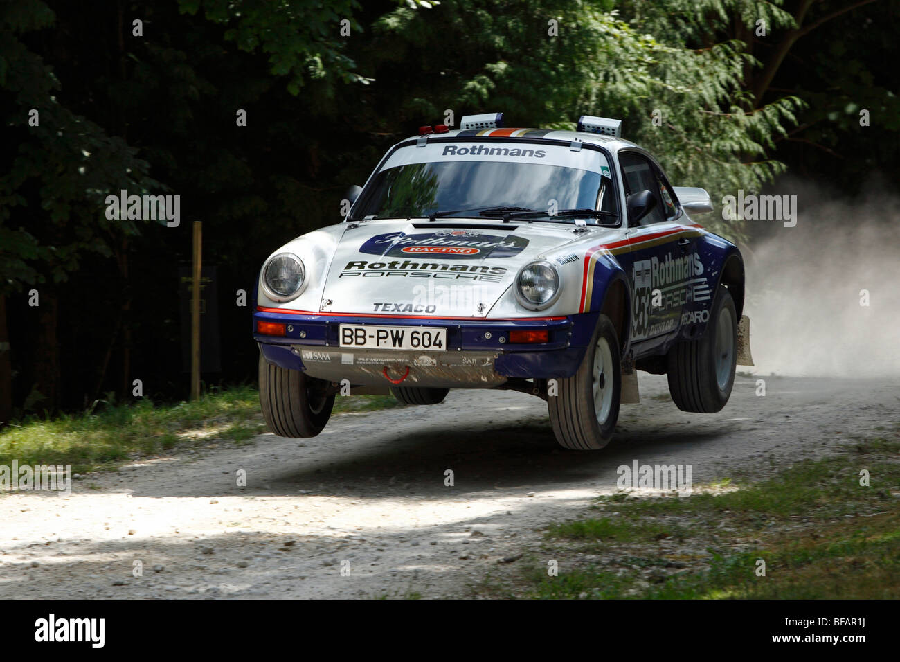 Porsche 953 angetrieben von Wolf-Dieter Ihle Airbourne über den Sprung auf die Rallye-Bühne beim Goodwood Festival Of Speed 2009 Stockfoto