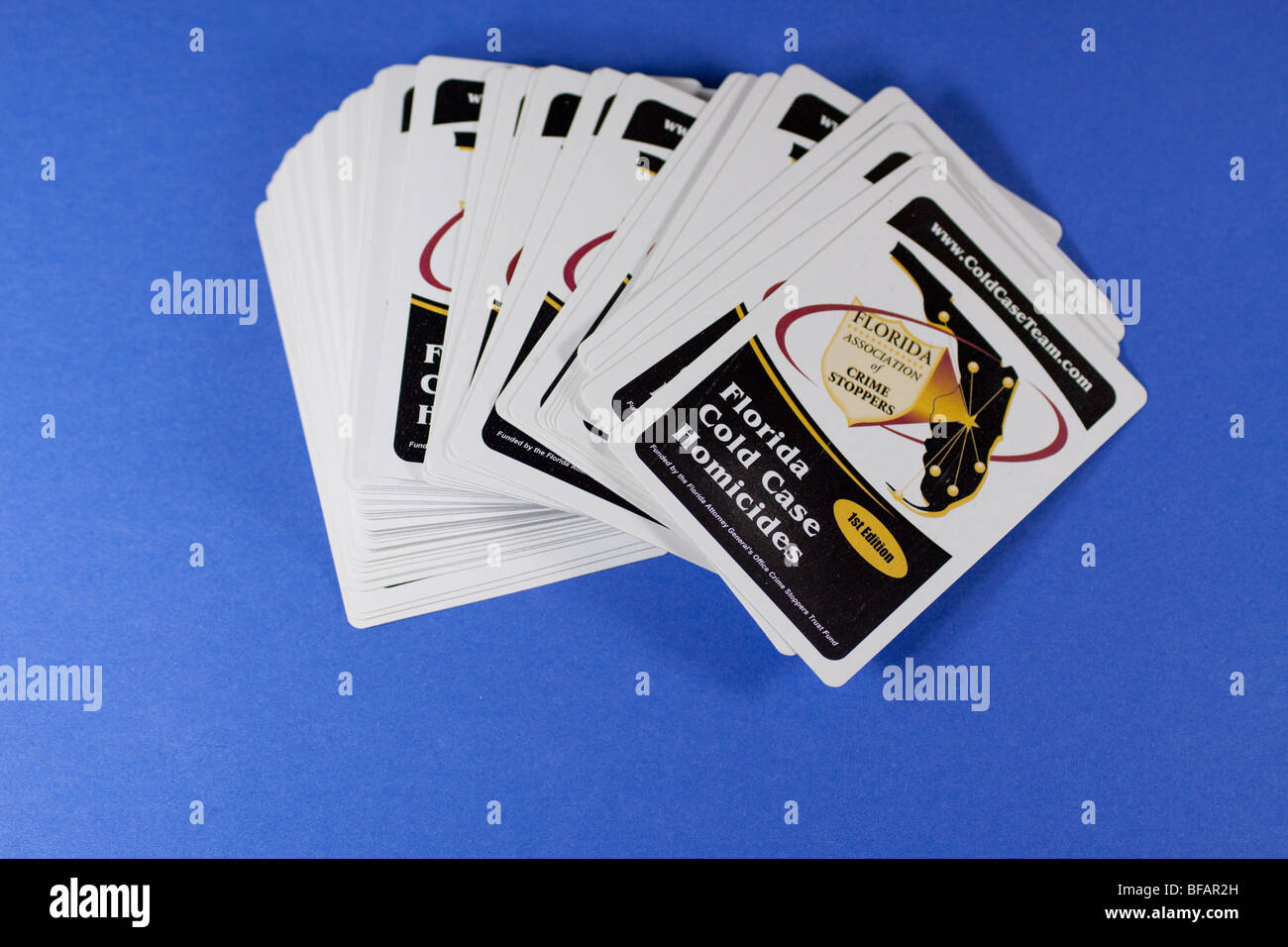 Kartenspiel mit Informationen über Florida kalte Fälle, Morde und andere schweren Verbrechen, die ungelöst sind. Crime Stoppers Stockfoto